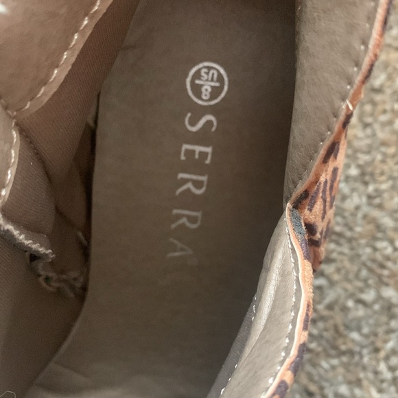 Serra leopard print side cut booties comes with box - Picture 3 of 6